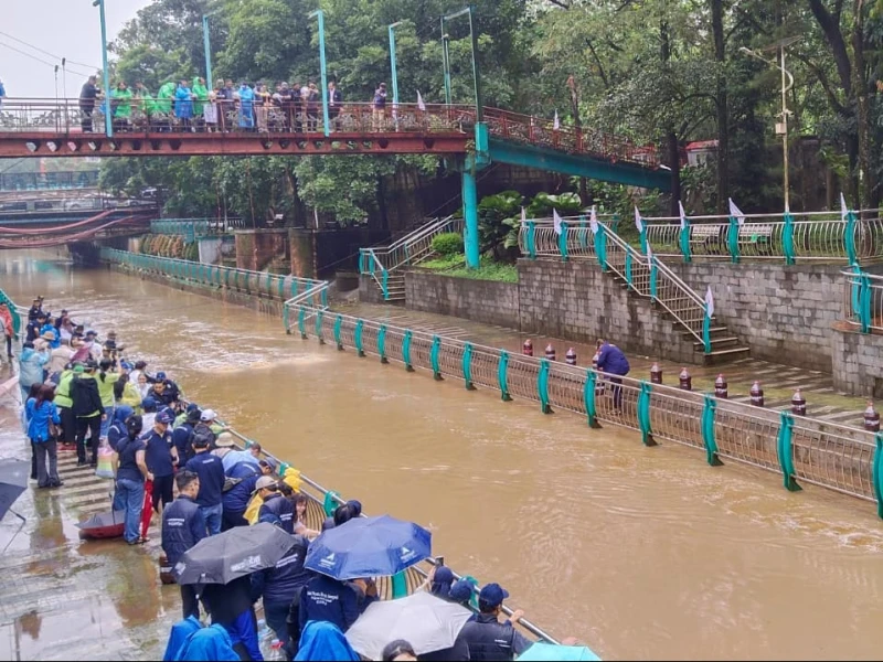 Aksi Gemabudhi–KLH Tuang 10.000 Liter Eco Enzyme di Sungai Cisadane Cetak Rekor MURI
