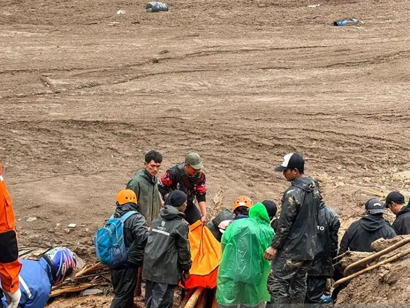 Hujan Tak Henti Hambat Pencarian 82 Warga Tertimbun Longsor di Cisarua Bandung Barat
