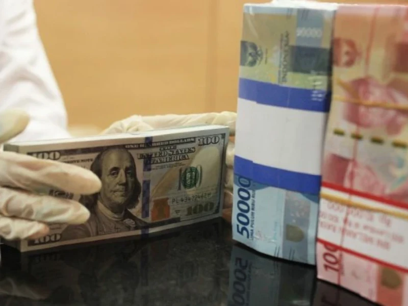 Rupiah Terjungkal, Nyaris Tembus Rp17.000 per Dolar AS
