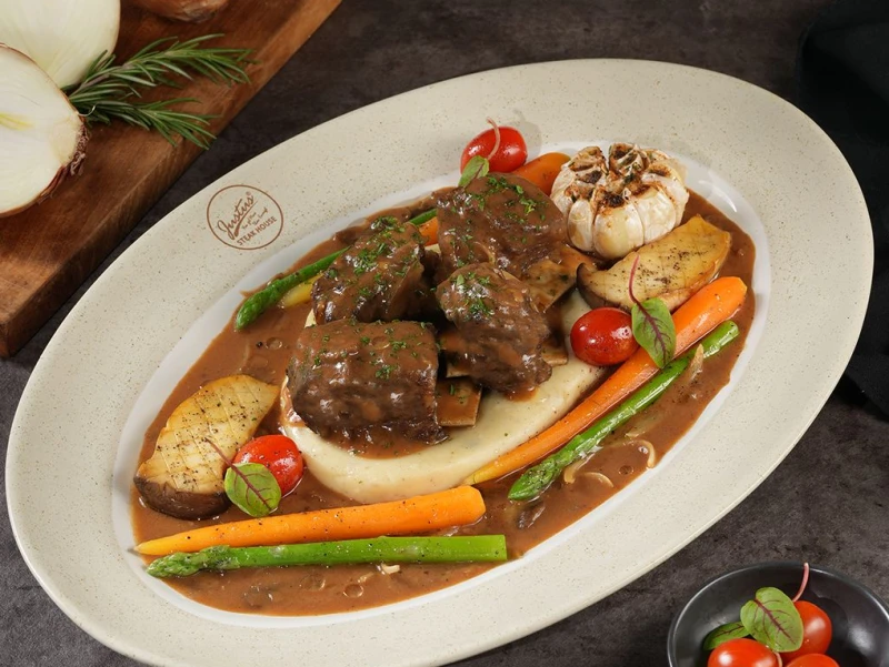 Gerai Baru di SMB 2, Penggemar Steak Cobain Le Boeuf Bourguignon dengan Saus Spesial