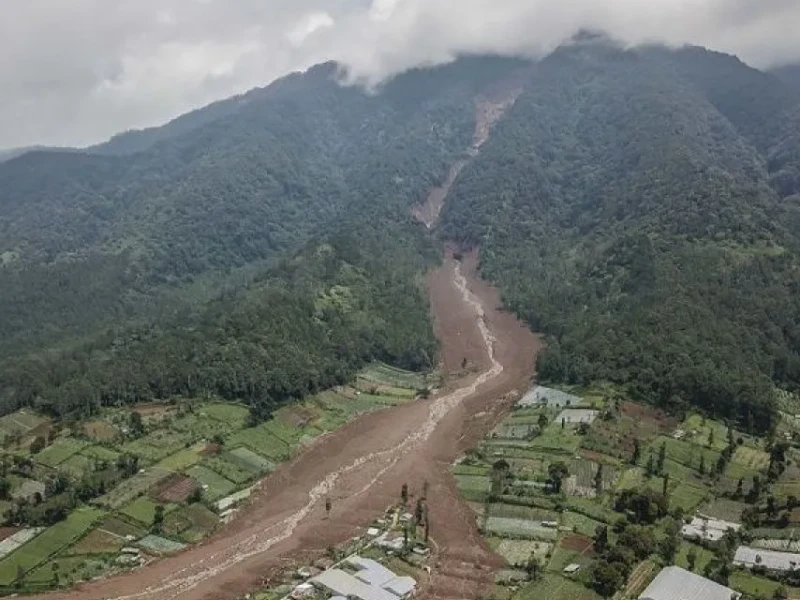 Longsor Parah di Cisarua Bandung Barat Disebabkan Geologi Rapuh dan Kejenuhan Air Tanah