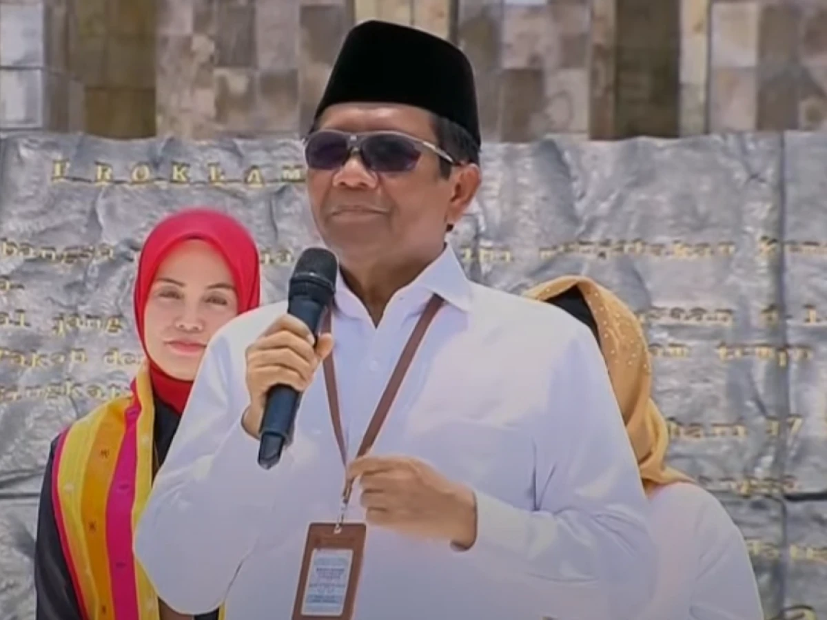Mahfud MD Kenakan Baju Putih yang Disiapkan untuk Pilpres 2019