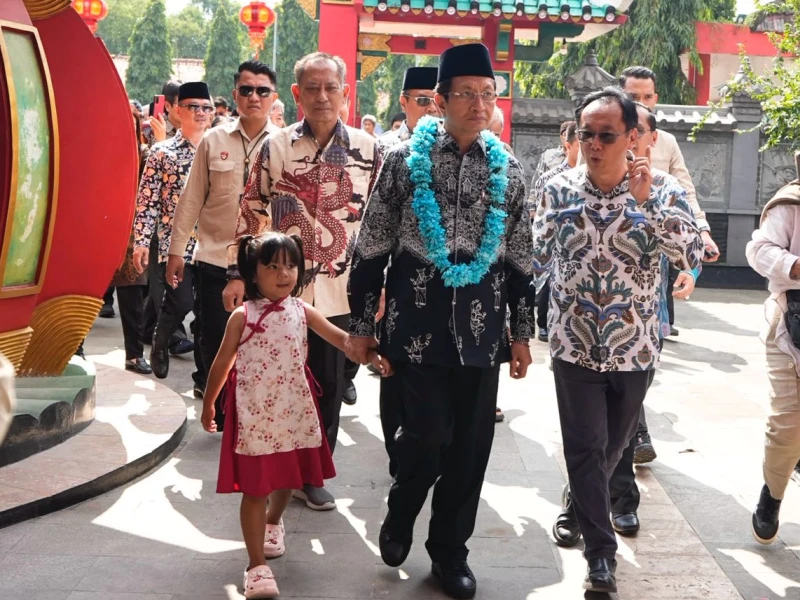 Perkuat Toleransi, Menag Tegaskan Kemudahan Perizinan Rumah Ibadah dan Serahkan Bantuan Rp50 Juta ke Vihara Sian Djin Ku Poh