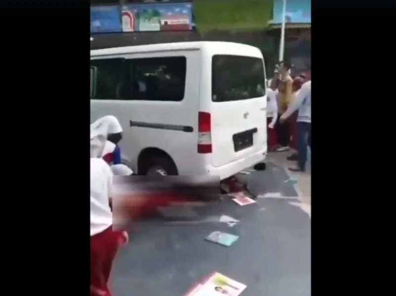Detik-Detik Mobil MBG Nyelonong Masuk Halaman SDN Kalibaru 01 Jakut Tabrak Belasan Siswa