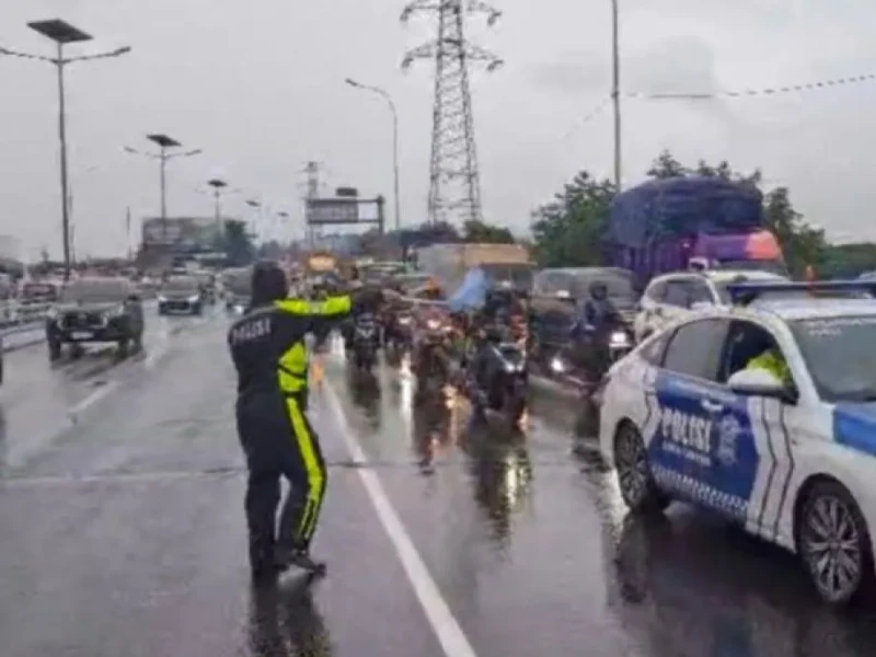 Banjir Parah di Jalan Arteri, Ditlantas Polda Metro Jaya Arahkan Pemotor Masuk Tol