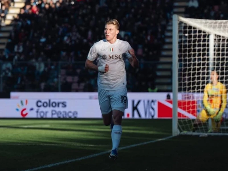 2 Gol Rasmus Hojlund Bawa Napoli Tancap Gas ke Papan Atas Serie A usai Hancurkan Cremonese 2-0