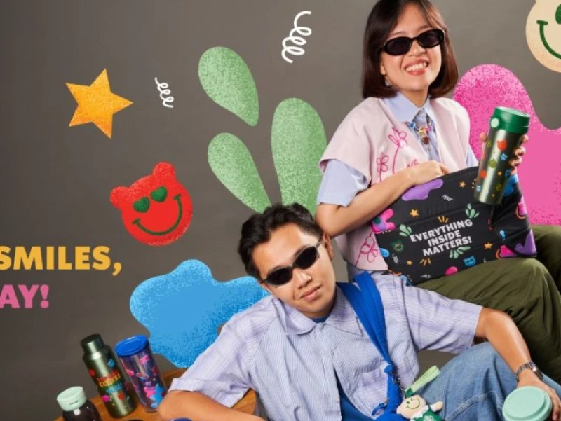 Menikmati Kopi dengan Tumbler dari The Smiley Company