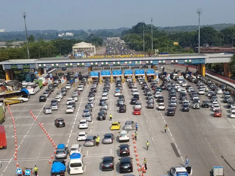 Arus Mudik Melonjak, One Way Resmi Berlaku dari Tol Cikampek hingga Kalikangkung Semarang
