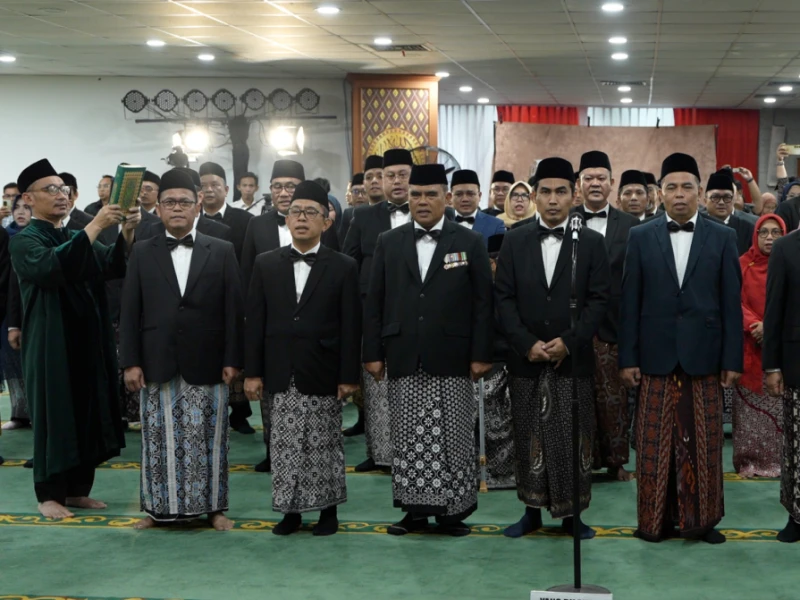 Unik! Pejabat Kemenhaj Dilantik di Masjid dan Kenakan Sarung, Ternyata Ini Makna dan Filosofinya