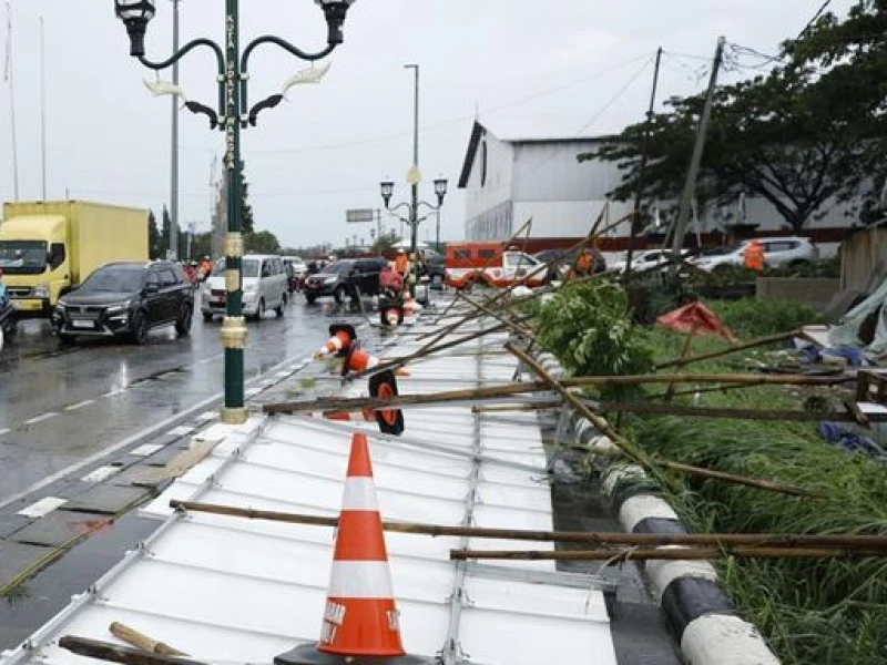 Angin Puting Beliung Mengamuk di Pakansari Bogor: Pohon Tumbang, Atap Stadion Rusak
