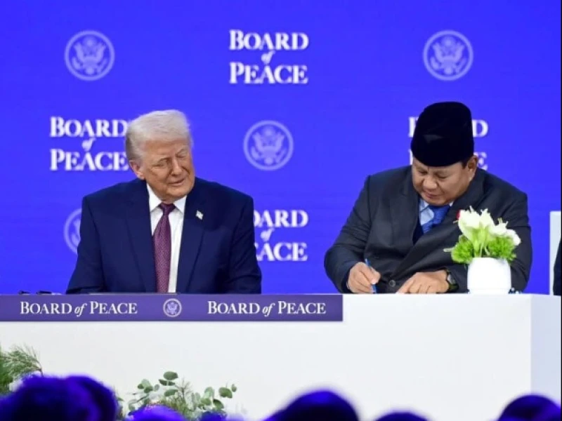 Momen Prabowo Duduk di Samping Donald Trump Tandatangani Piagam Dewan Perdamaian ‘Board of Peace Charter’