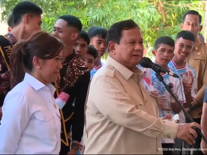 Datangi Ujung Utara RI, Menkomdigi Dampingi Presiden di Miangas Bagikan Konektivitas Internet dan HP ke Seluruh KK