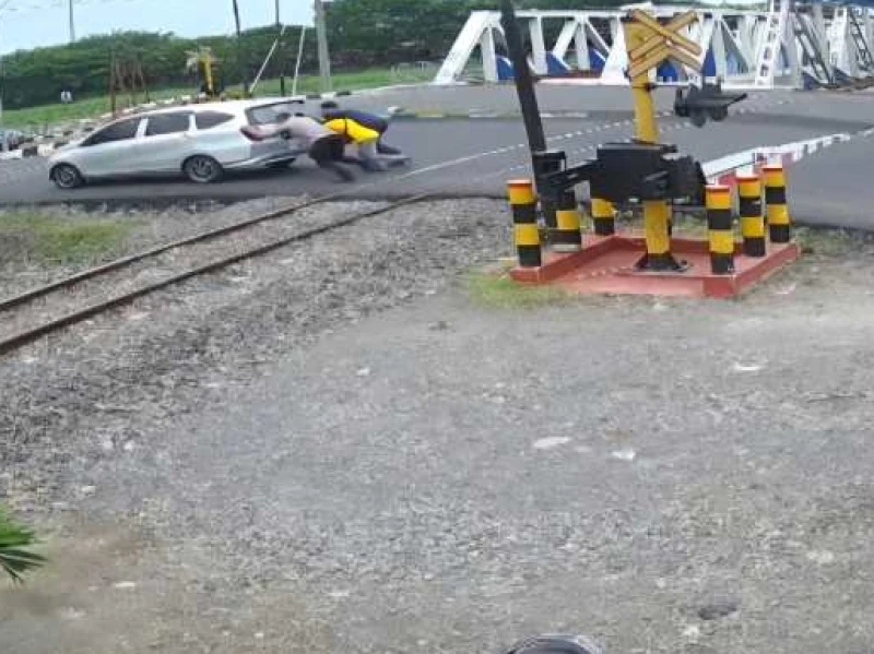 Aksi Heroik Kabid Humas Polda Jateng Selamatkan Mobil Mogok di Lintasan Rel KA Madukoro Semarang