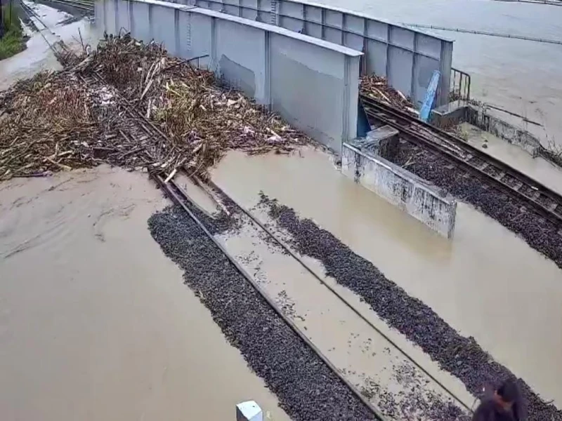 Rel Kereta Terendam Banjir di Grobogan, Jalur KA Jakarta–Surabaya Lumpuh