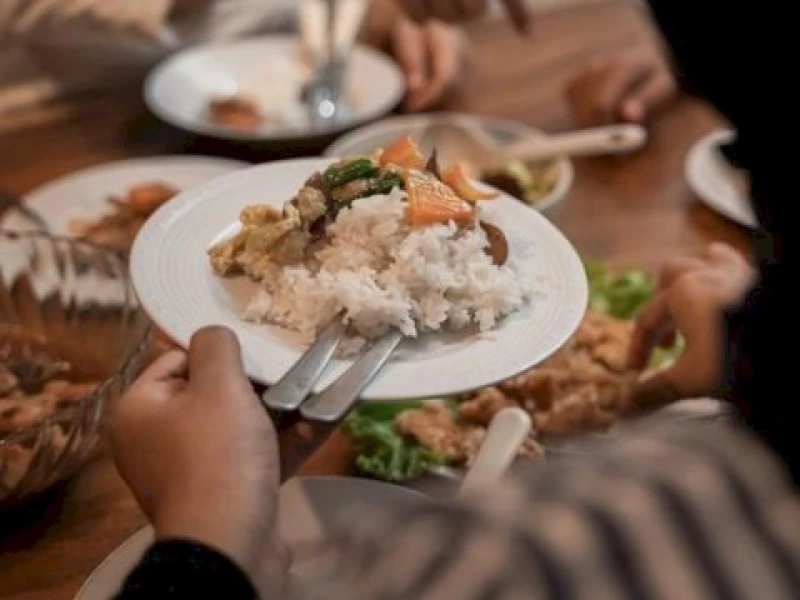 Hindari Makanan Ini Saat Sahur! Bisa Bikin Puasa Cepat Haus dan Lemas Seharian