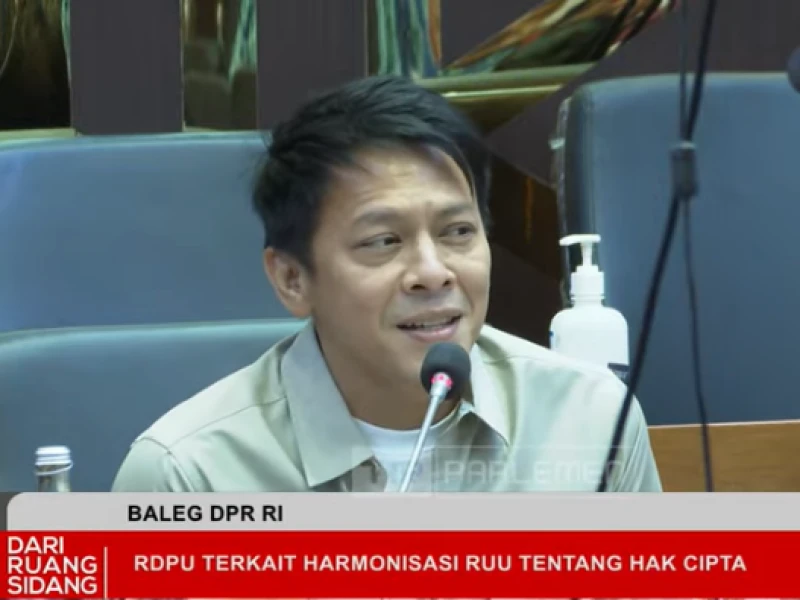 Aksi Ariel Noah Nyanyi ‘Separuh Aku’ Cairkan Ketegangan di Baleg DPR saat Bahas RUU Hak Cipta