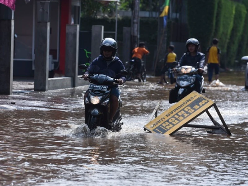 Banjir Jakarta Meluas di 30 RT, Ketinggian Air Nyaris Capai 1 Meter