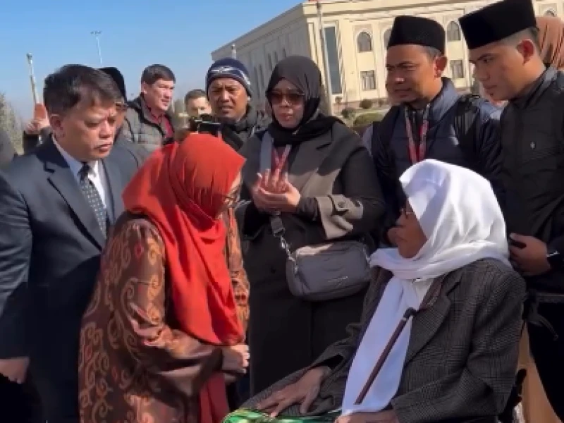 Khatamkan 45 Kali Shahih al-Bukhari, KH Nurul Huda Djazuli Akhirnya Ziarah ke Makam Ahli Hadits di Uzbekistan