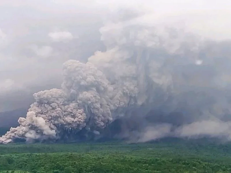 Gunung Semeru Erupsi Muntahkan Awan Panas 7 Km, Warga Diminta Menjauh