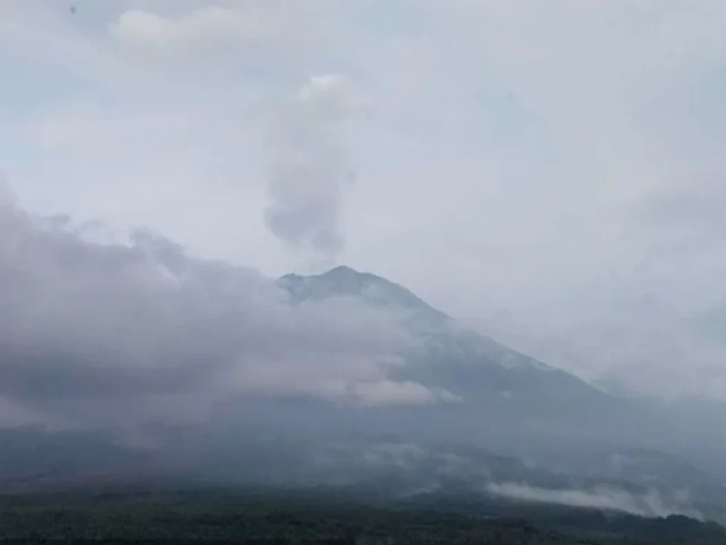 Gunung Semeru Kembali Erupsi, Hembuskan Asap Tebal Setinggi 1 Km