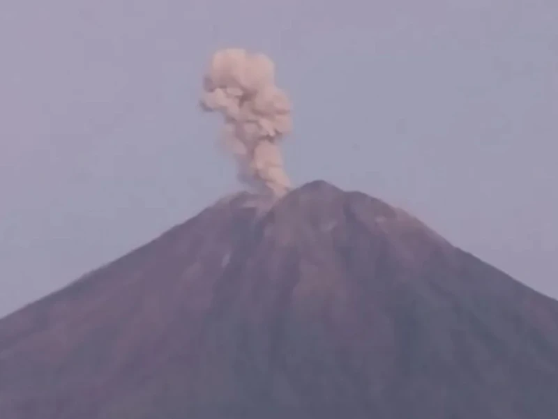 Siaga! Gunung Semeru Meletus 9 Kali dalam Hitungan Jam, Kolom Abu Capai 1.000 Meter