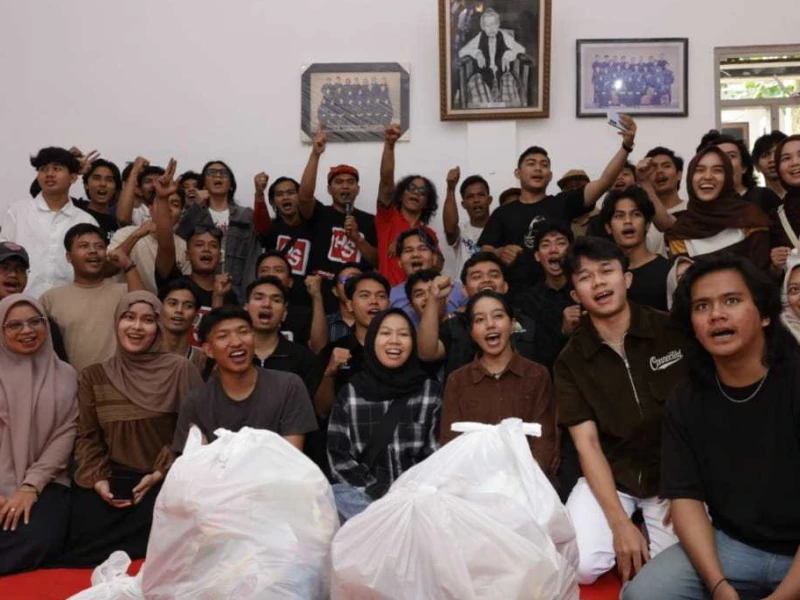 Riding Berbagi: Gandeng Slank, HS Salurkan Bantuan untuk Mahasiswa Sumatera di Semarang