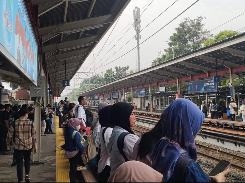 Imbas Tergenang Banjir, Sejumlah Perjalanan KRL Jakarta Alami Keterlambatan hingga Lumpuh Total
