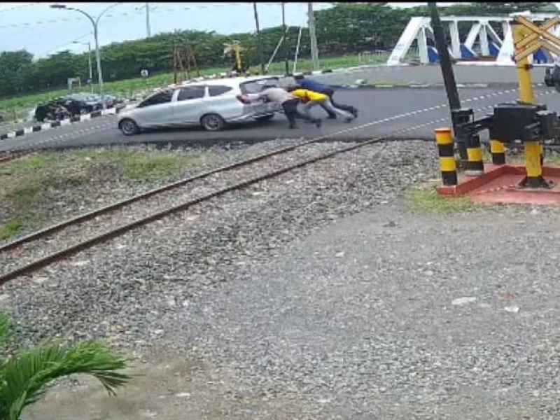 Momen Kombes Pol Artanto Dorong Mobil Mogok dari Perlintasan 20 Detik sebelum Kereta Melintas