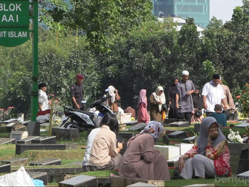 Lebaran Idulfitri 2026, Peziarah TPU Jeruk Purut Tembus 10.000 Orang