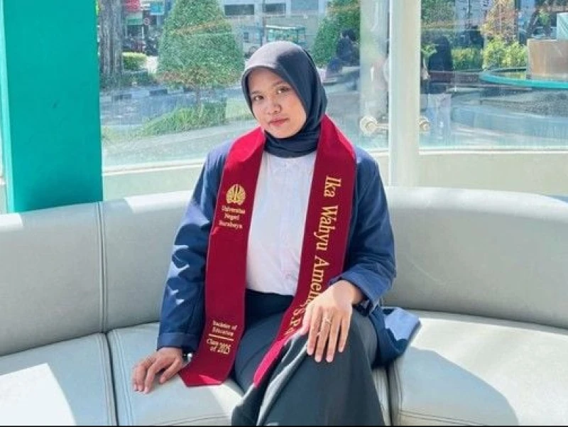 Anak Pekerja Pabrik Jadi Wisudawan Terbaik Unesa, Ini Kisah Perjuangan Ika Wahyu Amelia Raih IPK 3,93
