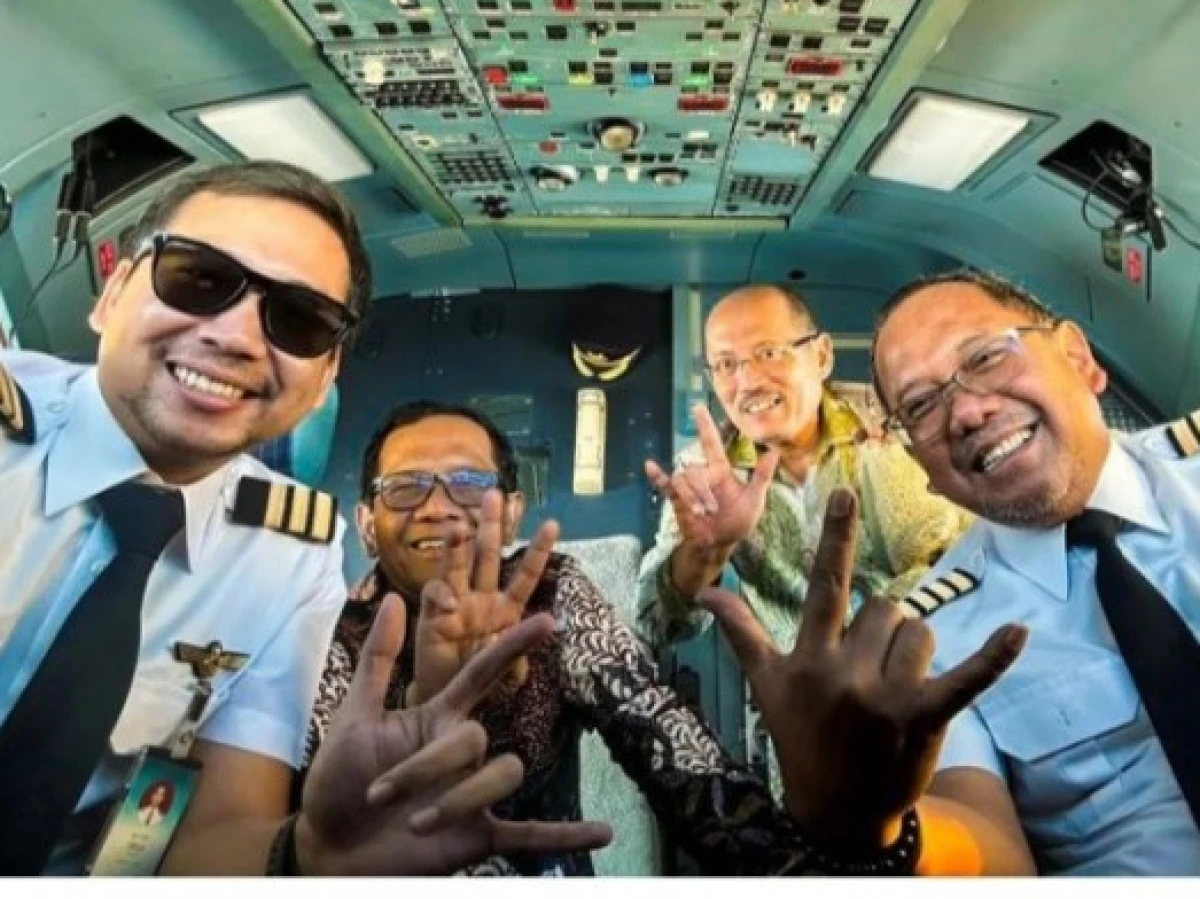 Garuda Panggil Pilot-Kopilot Foto Pose Tiga Jari Bareng Mahfud MD