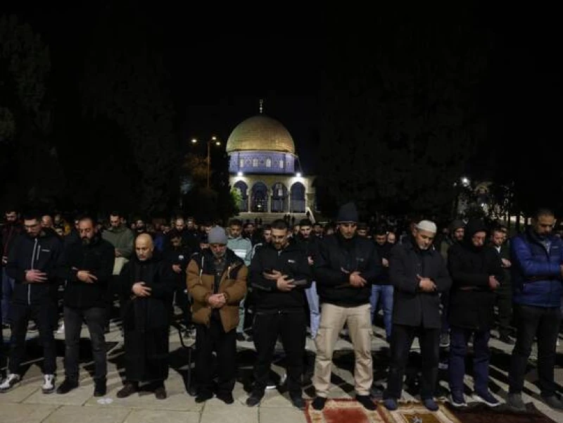 Khusyuk! Ini Potret 50 Ribu Warga Palestina Salat Tarawih di Masjid Al-Aqsa Meski Dihadang Pembatasan Israel