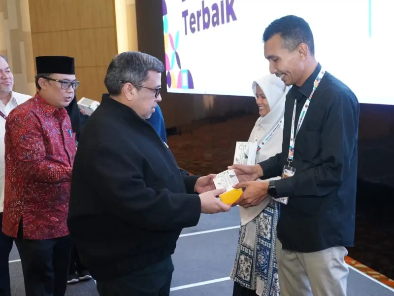 Kepala BPJPH Babe Haikal Serahkan Penghargaan ke 10 Pendamping Sertifikat Halal