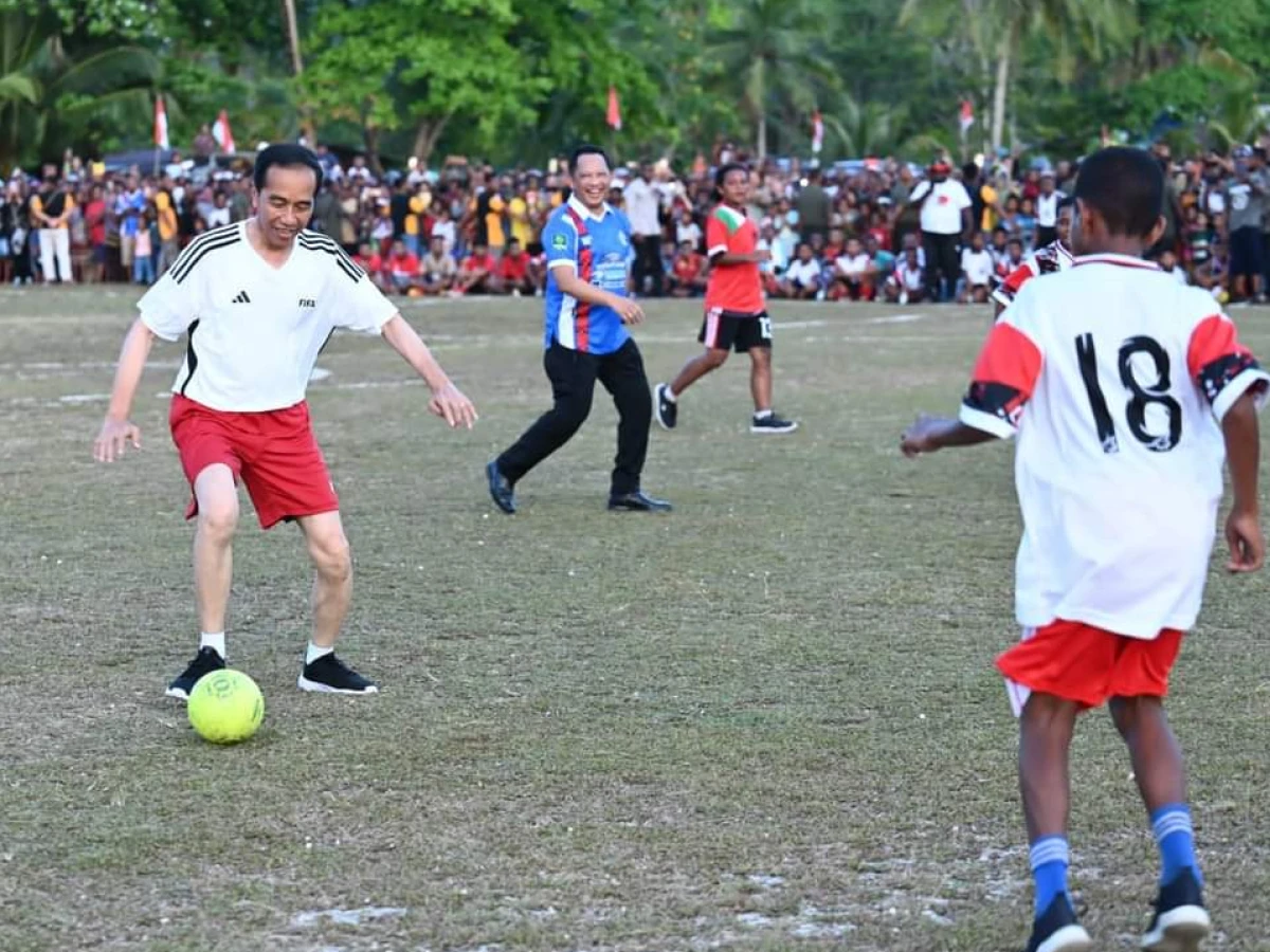 Senyum Presiden Jokowi saat Main Bola Bareng Anak-anak Papua