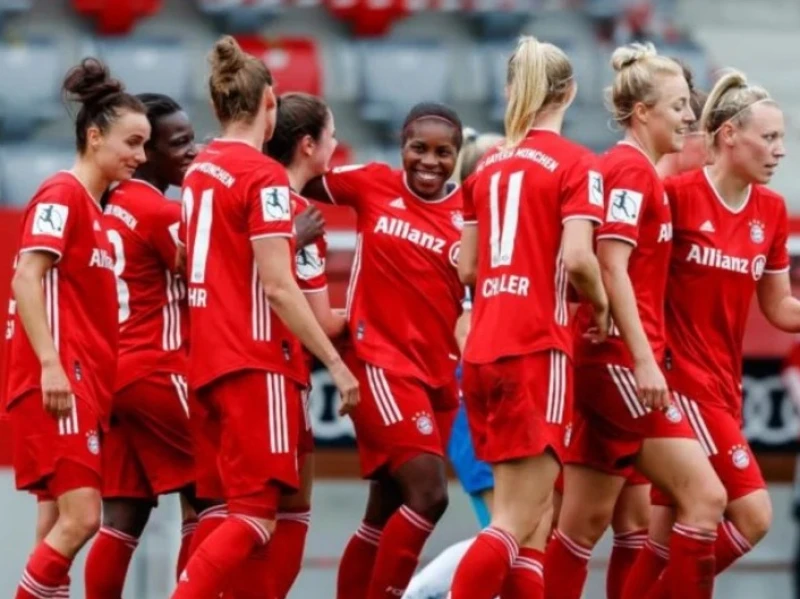 FC Bayern Frauen Taklukkan PSG 3-1 di Paris, Tanikawa Jadi Penentu Kemenangan