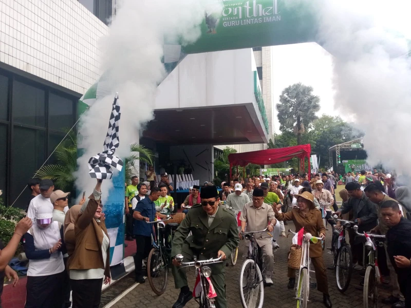 Semarak Hari Guru 2025: Menag Pimpin Gowes Onthel, Kenakan Kostum ala Bung Karno