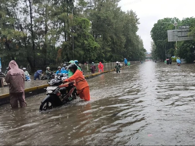 Jakarta Banjir usai Hujan, Pramono Imbau Pekerja Manfaatkan Transportasi Umum Gratis untuk Hindari Macet